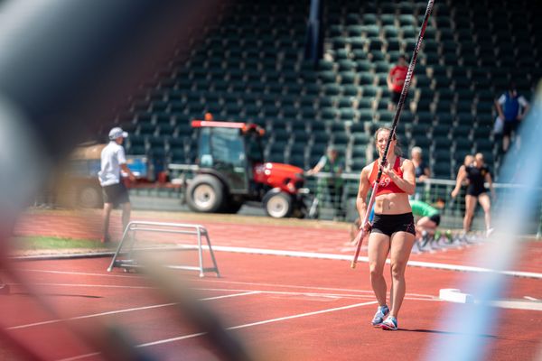 Annika Roloff (MTV 49 Holzminden) beim Stabhochspringen am 02.07.2022 waehrend den NLV+BLV Leichtathletik-Landesmeisterschaften im Jahnstadion in Goettingen (Tag 1)